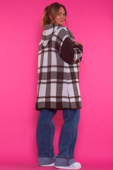 Una chaqueta elástica que se caracteriza por estar completamente estampada y por ser abierta. Una prenda ideal para la temporada.