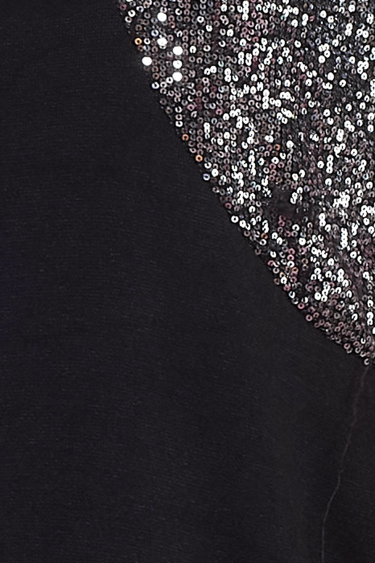 Vestido Corto Con Lentejuelas Manizalez Un vestido corto elástico de cuello redondo y manga larga que se caracteriza por tener detalles con lentejuelas.