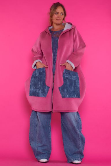 Un abrigo de corte globo que es elástico y que tiene capucha y cierre por cremallera. Tiene dos bolsillos frontales con bolsillo exterior.