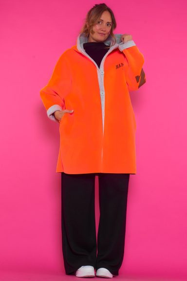 Un abrigo elástico de tonos flúor que tiene capucha, cierre por medio de botones y un estampado que cubre parte de la espalda y las mangas.