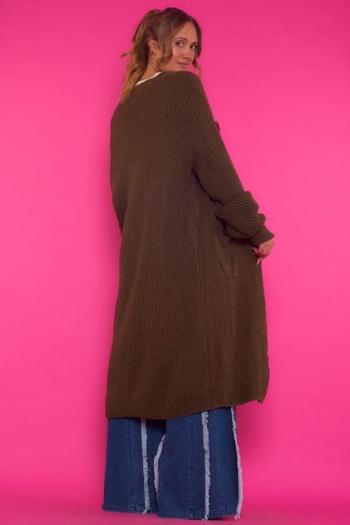 Chaqueta Abierta Larga De Punto Malla 2 Una chaqueta abierta elástica que es larga y que tiene dos bolsillos frontales. Una prenda básica, versátil y muy fácil de combinar.