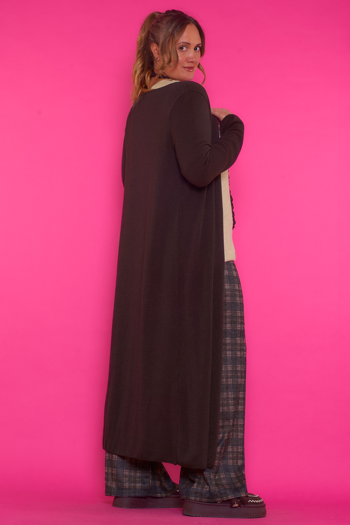 Chaqueta Larga Abierta Medan Una chaqueta elástica de tejido suave que tiene manga larga y que se caracteriza por ser larga y por mantenerse siempre abierta.