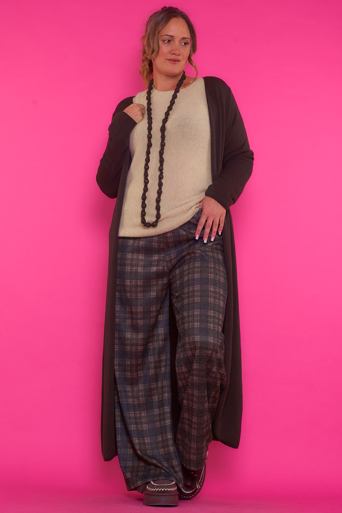 Chaqueta Larga Abierta Medan Una chaqueta elástica de tejido suave que tiene manga larga y que se caracteriza por ser larga y por mantenerse siempre abierta.