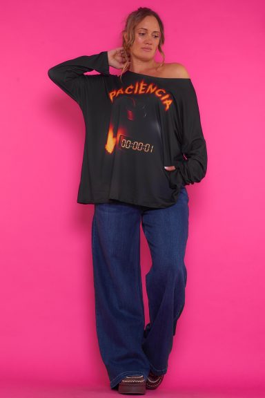 Una camiseta elástica de punto frío que es estilo oversize. Tiene un estampado que cubre toda la prenda con diseños creativos y originales.