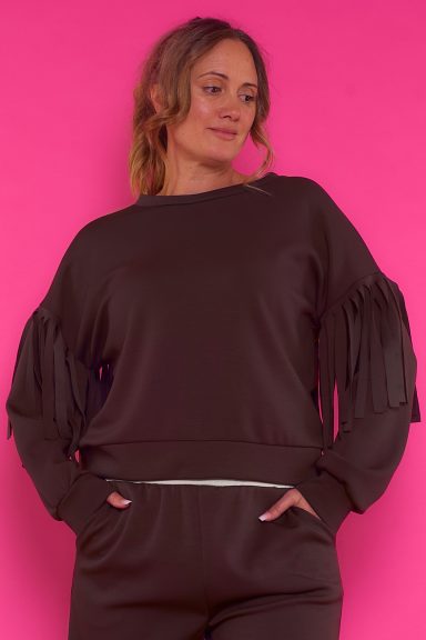 Una sudadera elástica estilo chándal que se caracteriza por tener flecos en sus mangas que estilizan la prenda por completo.