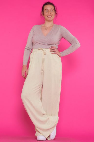 Un pantalón vaquero elástico que tiene bolsillos frontales y traseros. Se caracteriza por tener strass esparcidos en toda la prenda.