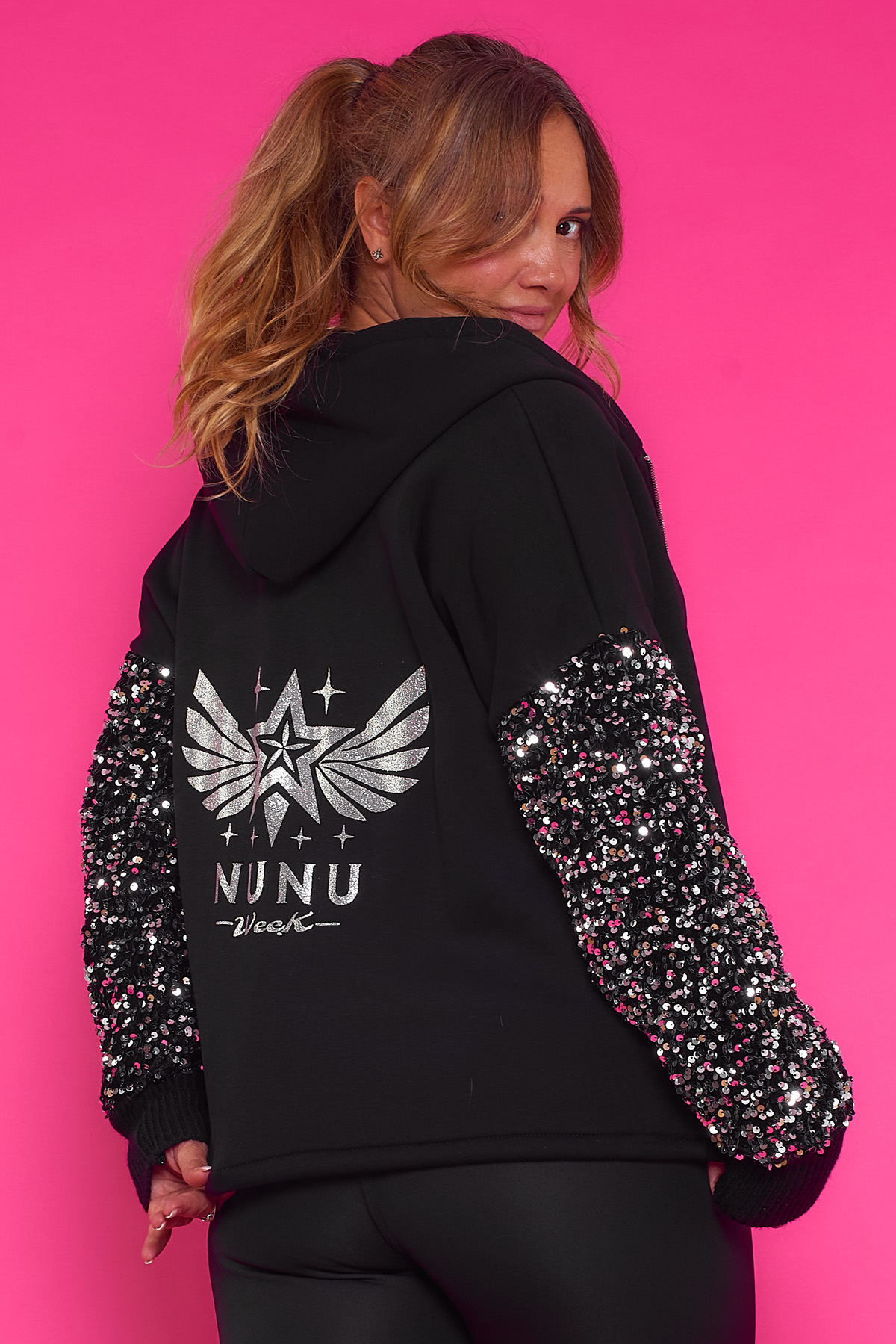 Chaqueta Con Capucha y Lentejuelas Tigres Negra Diseño con forro interior cálido, capucha, cremallera y mangas con lentejuelas. Serigrafiado brillante en la espalda con las letras NUNU WEEK.