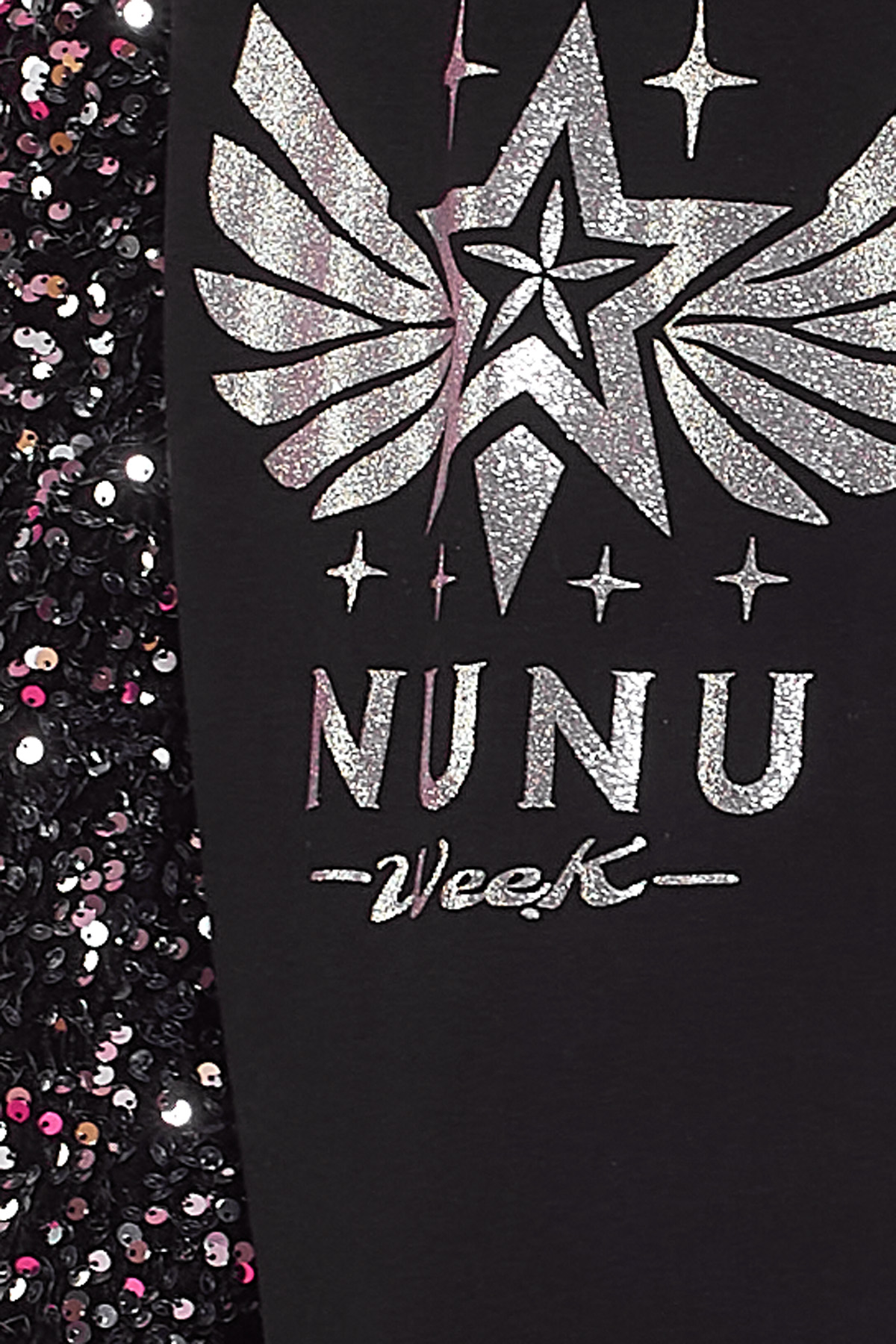 Chaqueta Con Capucha y Lentejuelas Tigres Negra Diseño con forro interior cálido, capucha, cremallera y mangas con lentejuelas. Serigrafiado brillante en la espalda con las letras NUNU WEEK.