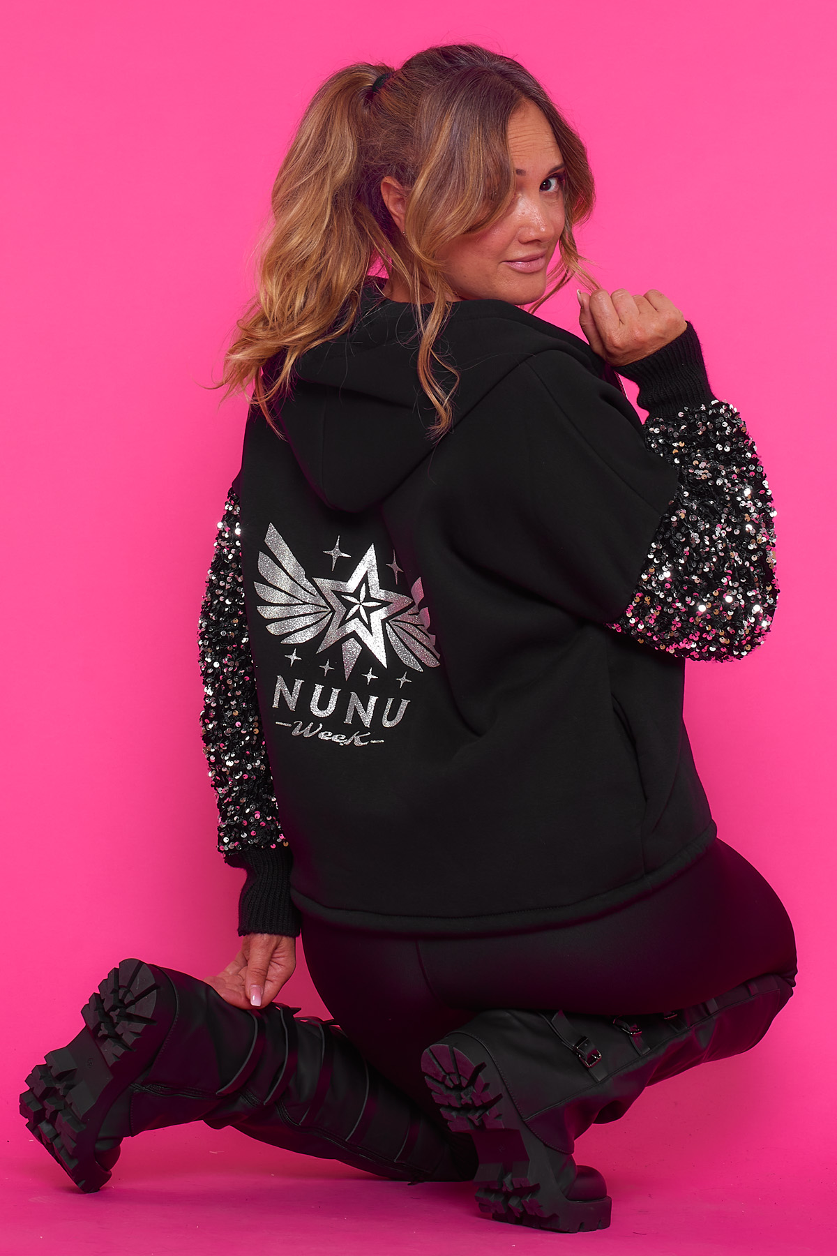 Chaqueta Con Capucha y Lentejuelas Tigres Negra Diseño con forro interior cálido, capucha, cremallera y mangas con lentejuelas. Serigrafiado brillante en la espalda con las letras NUNU WEEK.