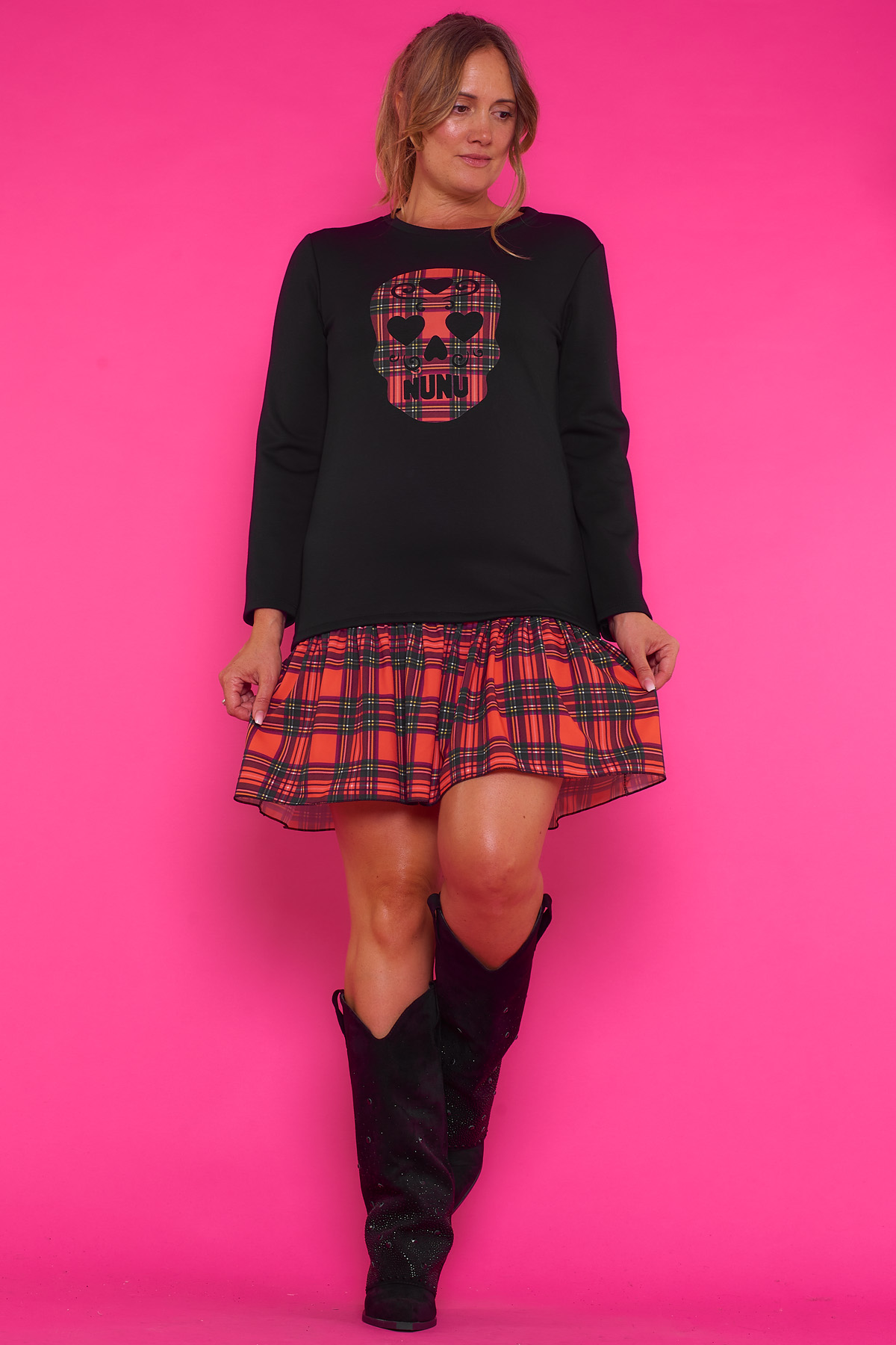 Vestido Corto Estampado Damas Diseño de manga larga con efecto dos piezas, tejido elástico y ajuste cómodo. Moderno, sofisticado y versátil para cualquier ocasión.