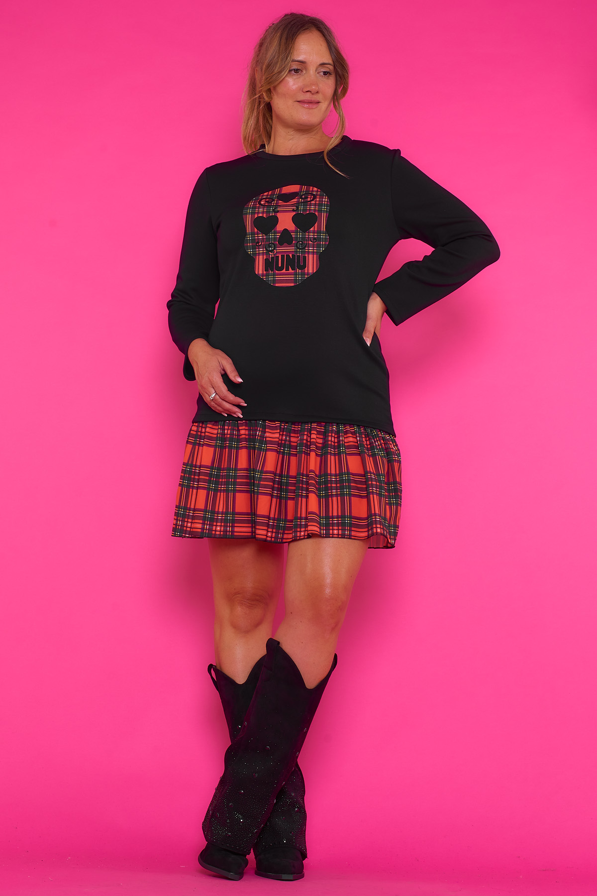 Vestido Corto Estampado Damas Diseño de manga larga con efecto dos piezas, tejido elástico y ajuste cómodo. Moderno, sofisticado y versátil para cualquier ocasión.