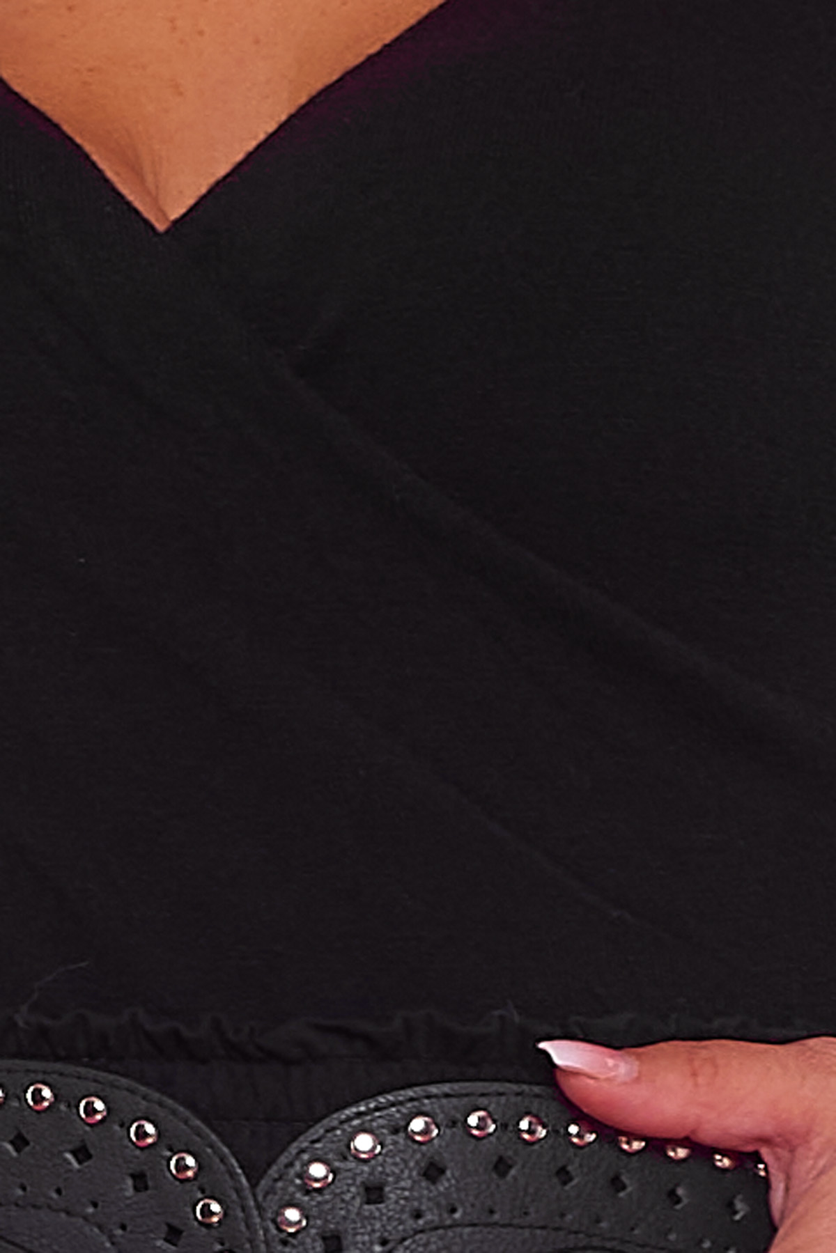 Jersey Barbaro Jersey elástico con escote en pico cruzado y diseño estilizado. Cómodo, ligero y perfecto para cualquier look elegante o casual.