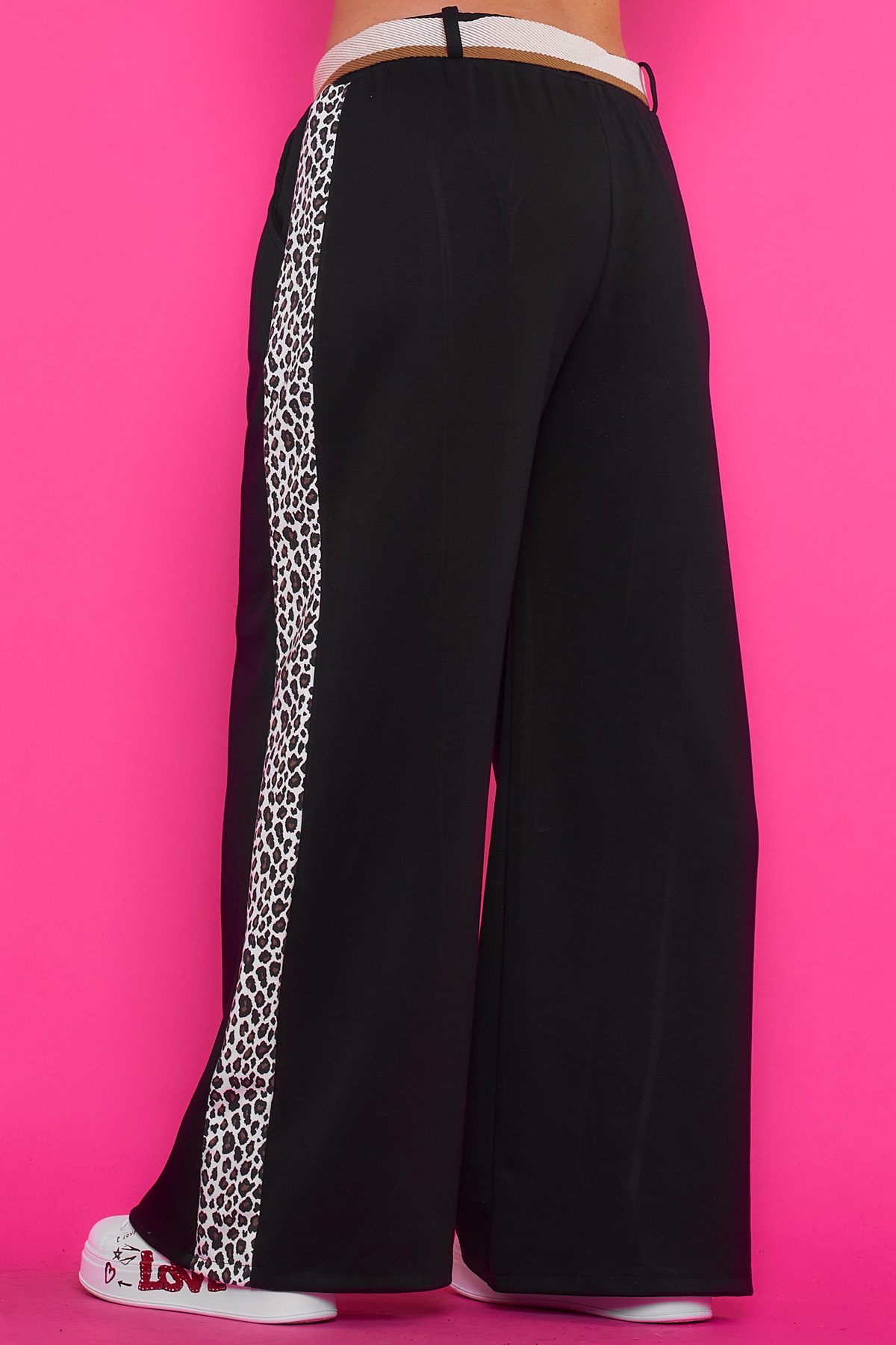 Pantalón Con Cinturón Surrey Down Un pantalón elástico que viene con un cinturón incluido. Tiene bolsillos en sus laterales y una goma elástica en la cintura.