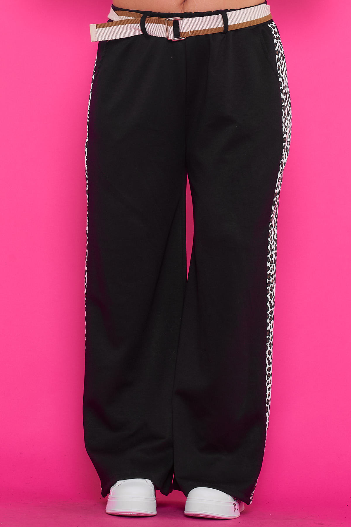 Pantalón Con Cinturón Surrey Down Un pantalón elástico que viene con un cinturón incluido. Tiene bolsillos en sus laterales y una goma elástica en la cintura.