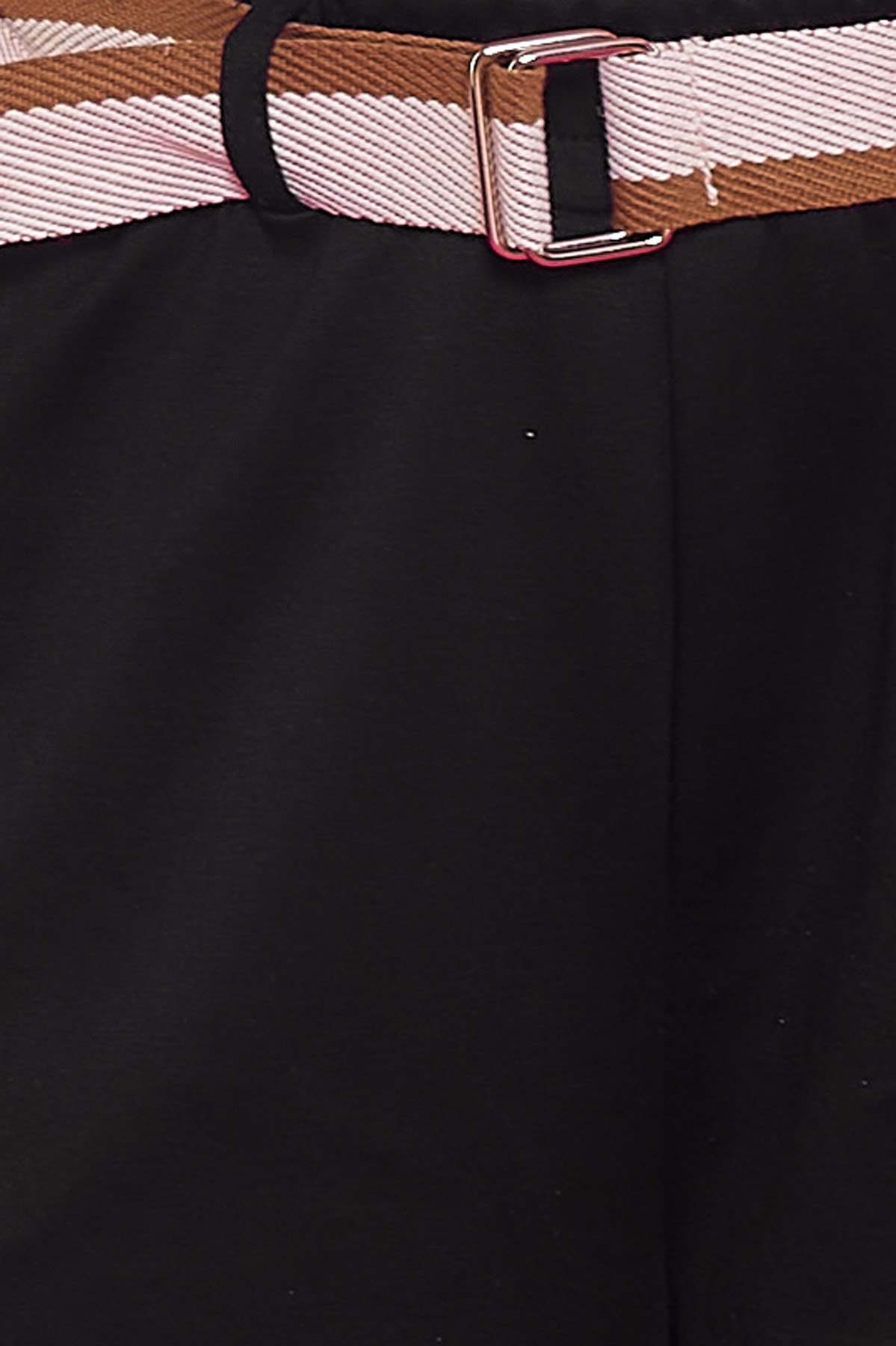 Pantalón Con Cinturón Surrey Down Un pantalón elástico que viene con un cinturón incluido. Tiene bolsillos en sus laterales y una goma elástica en la cintura.