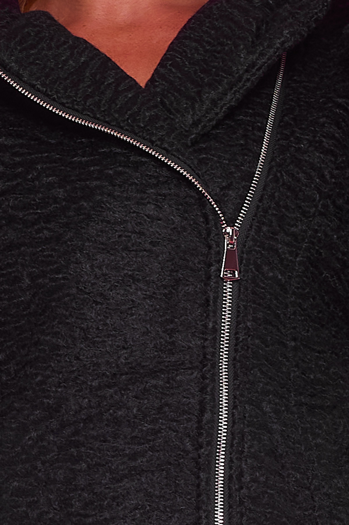 Abrigo Con Capucha Y Cremallera Nino Negro Un abrigo grueso que tiene capucha, dos bolsillos frontales y se puede cerrar por medio de una cremallera. Su tejido es extremadamente suave.