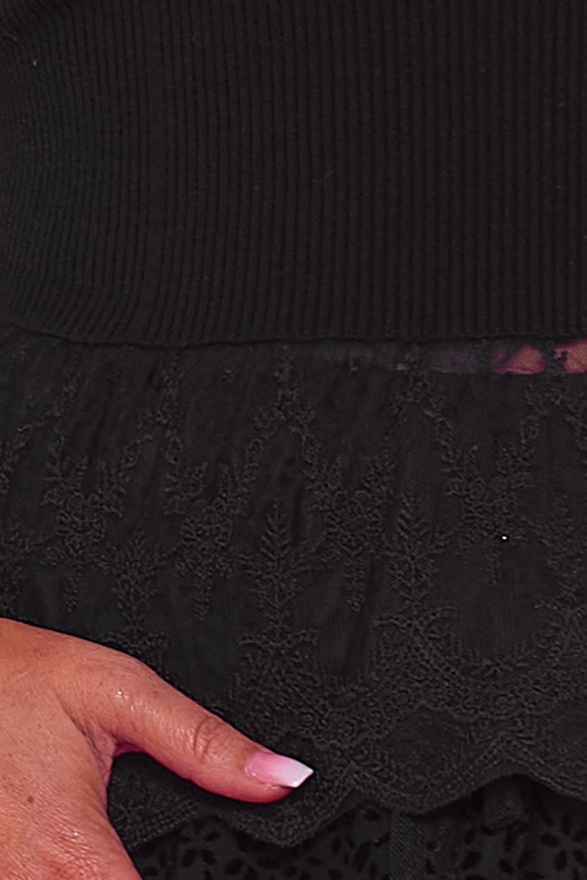 Blusa Con Encaje La Cruz Una blusa elástica de cuello semi alto y manga corta que se caracteriza por tener un encaje original en todos sus bordes.