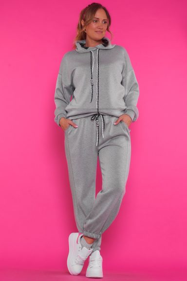 Un conjunto compuesto por una sudadera y un pantalón chándal. Ambas prendas son de color gris y tienen un tejido extremadamente suave.