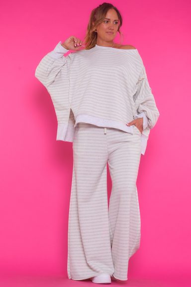 Un pantalón elástico estampado de pierna ancha que tiene bolsillos laterales y una goma elástica en la cintura con cordones.