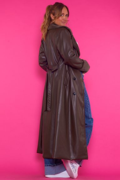 Abrigo Largo Con Cinturón Sereno Marron Un abrigo largo que tiene dos bolsillos frontales y viene con un cinturón incluido, una cinta que pasa por trabillas para hacer un nudo.