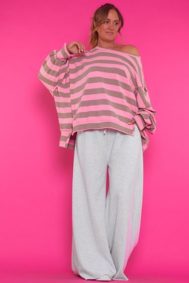 Una sudadera elástica caracterizada por su estilo baggy, su diseño de rayas horizontales y su corte asimétrico.