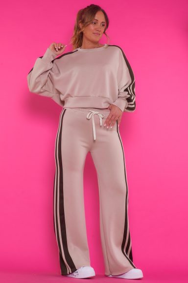Pantalón Matagalpa Down Un pantalón elástico de estilo chándal que tiene una goma elástica en la cintura con cordones para ajustar a mejor medida la prenda.