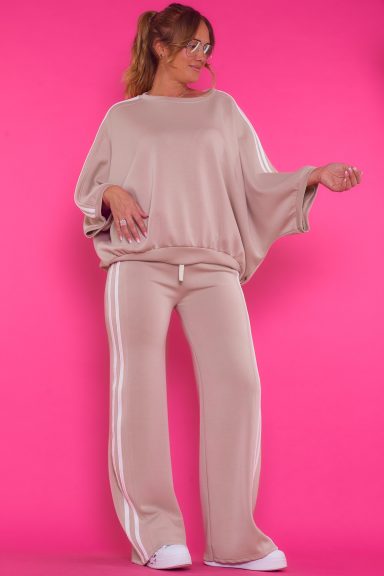 Una sudadera elástica de estilo chándal que tiene un corte asimétrico y una manga murciélago que estiliza la prenda por completo.