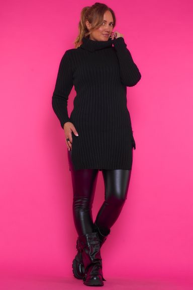 Un vestido corto que es elástico, es de punto, tiene manga larga y se caracteriza por tener un cuello de tortuga que estiliza la prenda.