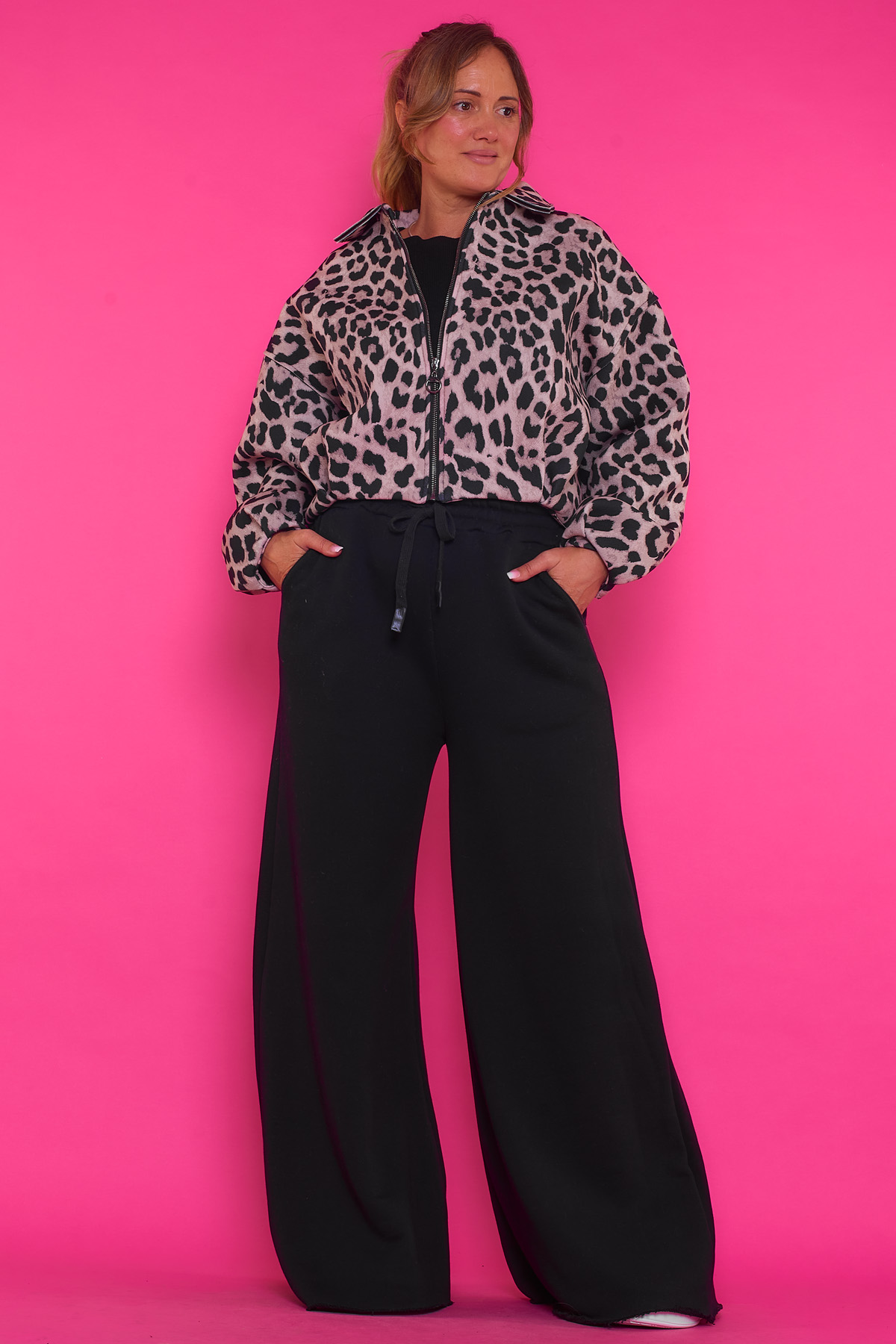 Chaqueta Animal Print Morfeo Chaqueta Morfeo: chaqueta elástica con cremallera y estampado animal print. Diseño cómodo y sofisticado que realza cualquier outfit.