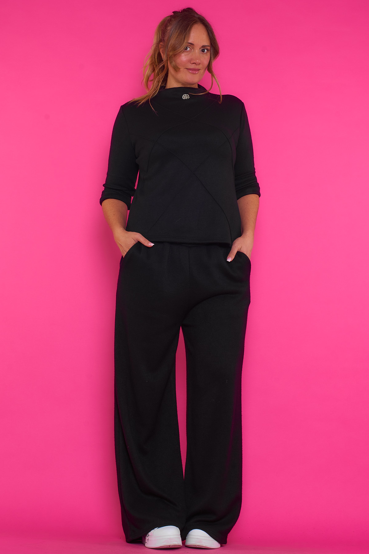 Pantalón Quibdo Un pantalón elástico estilo chándal de pierna recta que tiene bolsillos en sus laterales y un goma elástica en la cintura.