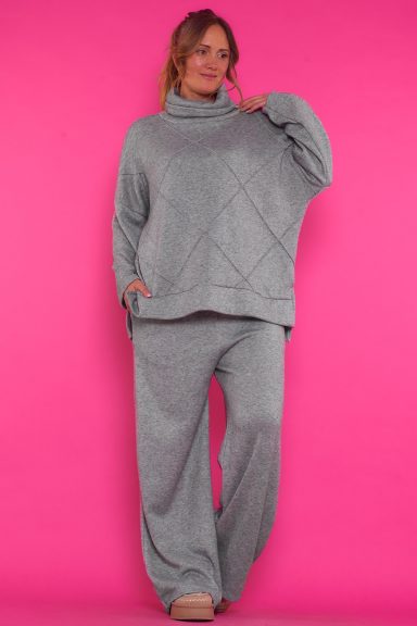 Un pantalón elástico estilo chándal de pierna recta que tiene bolsillos en sus laterales y un goma elástica en la cintura.