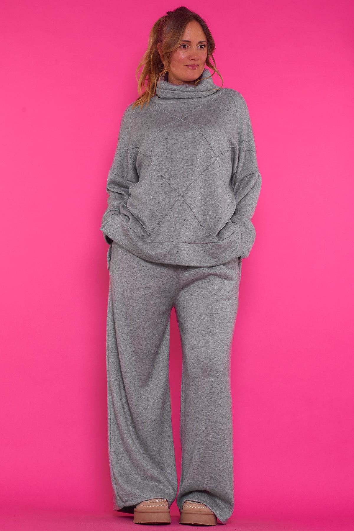 Pantalón Quibdo Un pantalón elástico estilo chándal de pierna recta que tiene bolsillos en sus laterales y un goma elástica en la cintura.