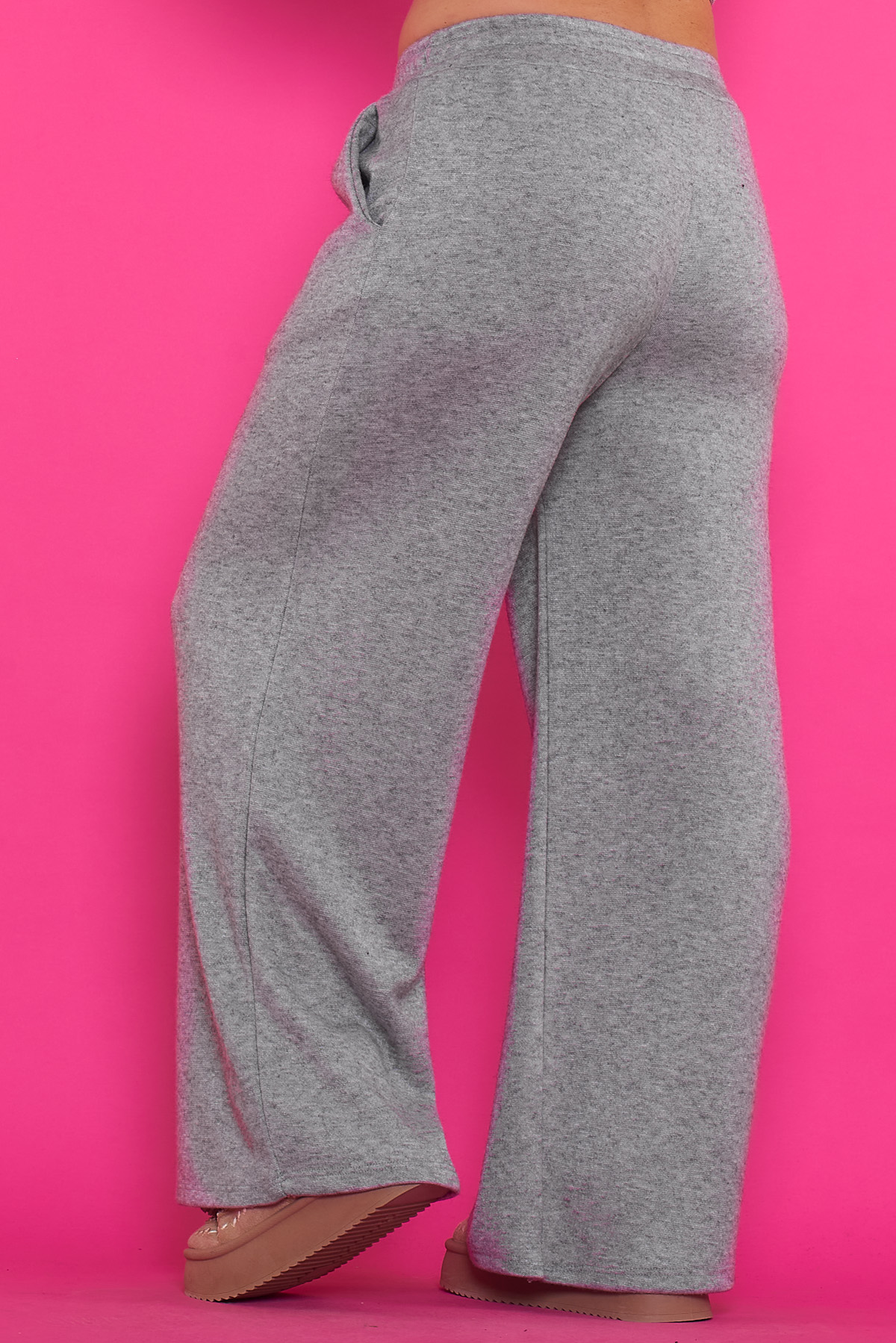 Pantalón Quibdo Un pantalón elástico estilo chándal de pierna recta que tiene bolsillos en sus laterales y un goma elástica en la cintura.