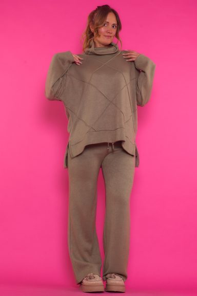 Un jersey elástico de tejido suave y agradable al tacto que se caracteriza por tener cuello de tortuga y unos patrones con textura.