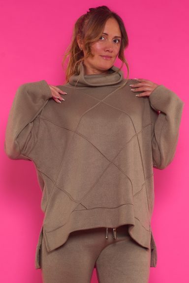 Un jersey elástico de tejido suave y agradable al tacto que se caracteriza por tener cuello de tortuga y unos patrones con textura.