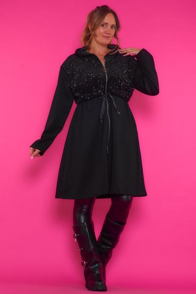 Chaqueta Con Lentejuelas Aterciopeladas Matanzas Una chaqueta larga que tiene lentejuelas aterciopeladas de decoración, capucha y cierre por medio de cremallera.