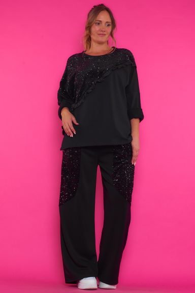 Una sudadera elástica que tiene una ligera capa de forro polar en su interior y tiene lentejuelas aterciopeladas con volantes.