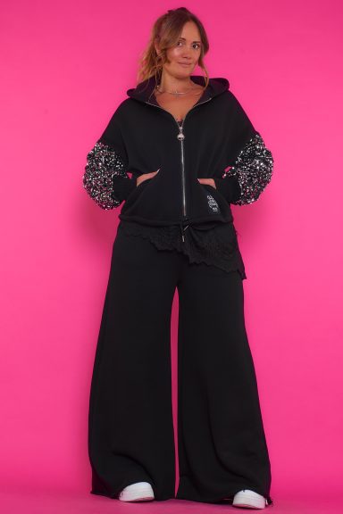 Una chaqueta elástica que tiene bolsillos, capucha y cierre por medio de cremallera. Tiene una ligera capa de forro polar en su interior.