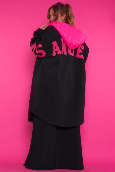 Abrigo Largo Estampado Delmas Un abrigo largo elástico que tiene bolsillos laterales, capucha y cierre por medio de botones. Tiene forro polar en su interior.