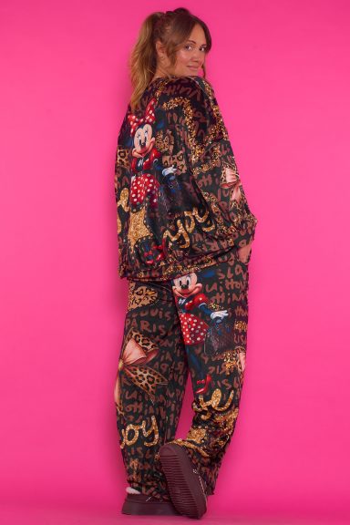 Un conjunto elástico compuesto por una jersey y un pantalón. Ambas piezas están completamente estampadas. Tienen un tejido muy suave.