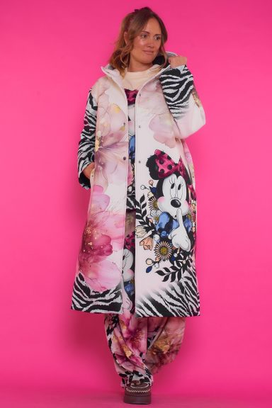 Abrigo Largo Estampado Mandeville 2 Un abrigo largo que tiene capucha, bolsillos y cierre por medio de botones. Se caracteriza por estar completamente estampado.