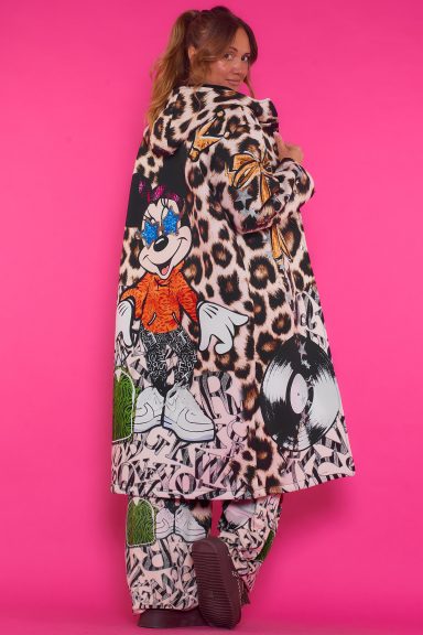 Abrigo Largo Estampado Mandeville 4 Un abrigo largo que tiene capucha, bolsillos y cierre por medio de botones. Se caracteriza por estar completamente estampado.