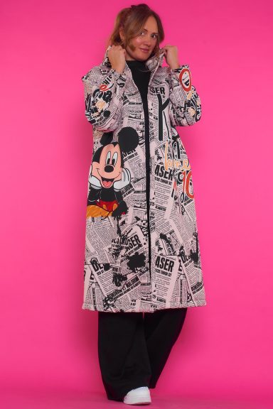 Abrigo Largo Estampado Mandeville 5 Un abrigo largo que tiene capucha, bolsillos y cierre por medio de botones. Se caracteriza por estar completamente estampado.