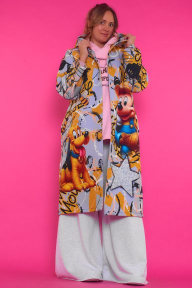 Abrigo Largo Estampado Mandeville 7 Un abrigo largo que tiene capucha, bolsillos y cierre por medio de botones. Se caracteriza por estar completamente estampado.