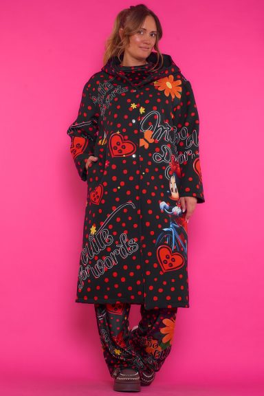 Abrigo Largo Estampado Mandeville 9 Un abrigo largo que tiene capucha, bolsillos y cierre por medio de botones. Se caracteriza por estar completamente estampado.