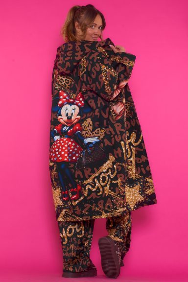 Abrigo Largo Estampado Mandeville 8 Un abrigo largo que tiene capucha, bolsillos y cierre por medio de botones. Se caracteriza por estar completamente estampado.