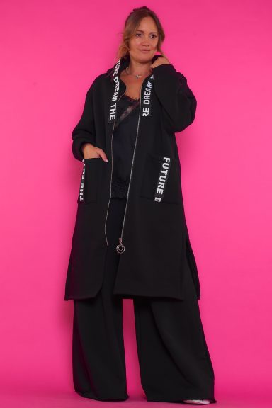 Abrigo Largo Con Diseño Cristi Un abrigo largo elástico que tiene bolsillos frontales, capucha y cierre por medio de cremallera. Tiene capa de forro polar en su interior.