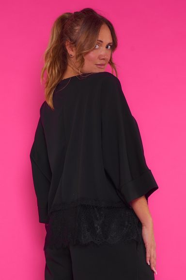 Blusa De Encaje Manga Murciélago Baracoa Un blusa elástica de tejido suave que se caracteriza por tener su manga murciélago y por tener diseño de encaje en su parte inferior.