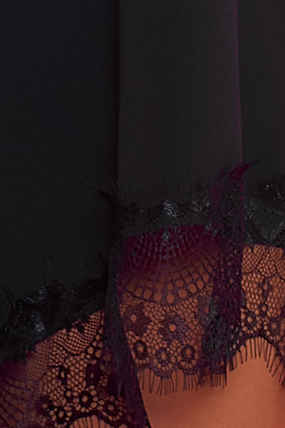 Vestido De Encaje Asimétrico Spiritus Un vestido elástico de manga larga que se caracteriza por tener un corte asimétrico y un diseño de encaje en la parte inferior.