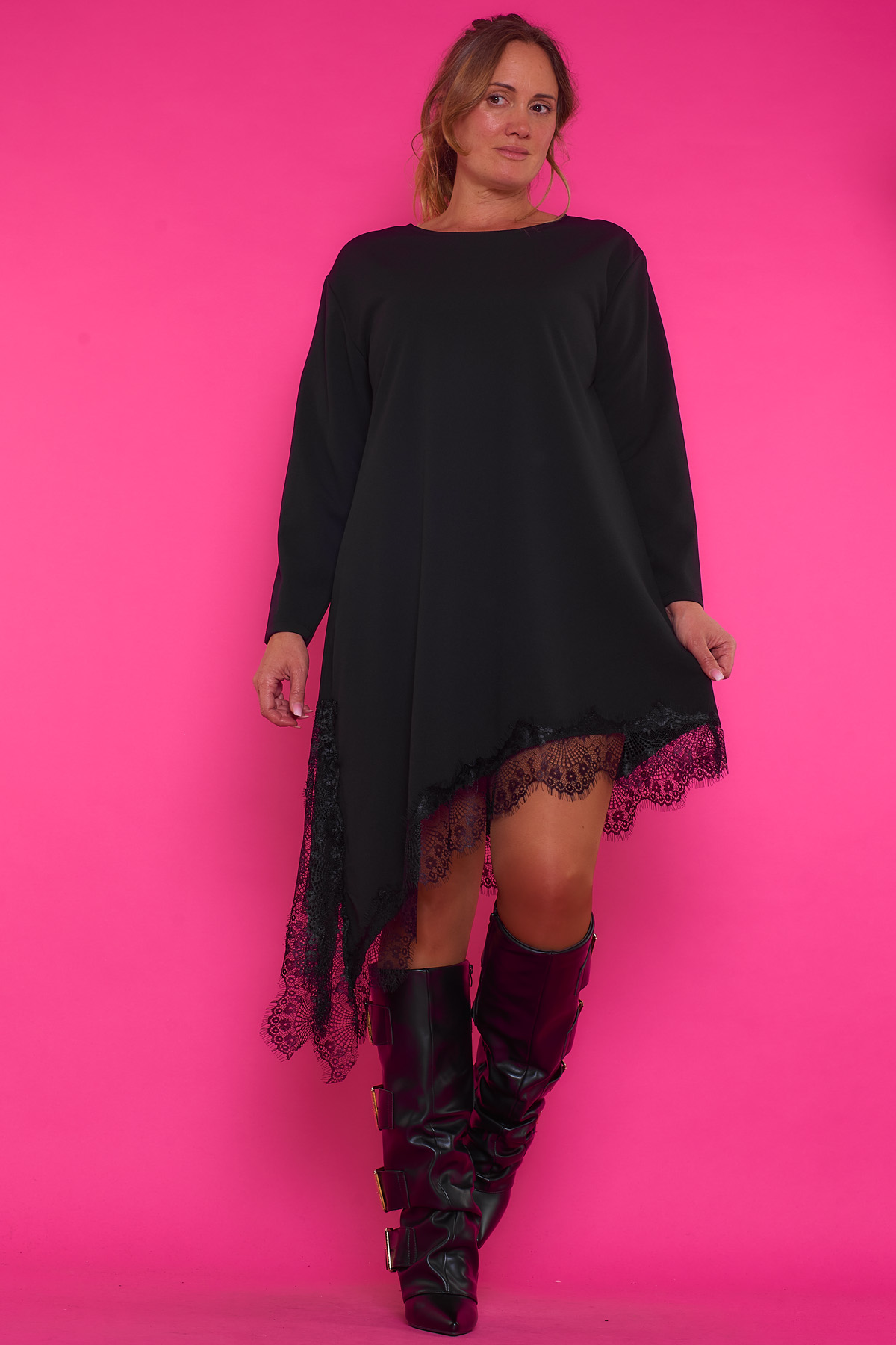 Vestido De Encaje Asimétrico Spiritus Un vestido elástico de manga larga que se caracteriza por tener un corte asimétrico y un diseño de encaje en la parte inferior.